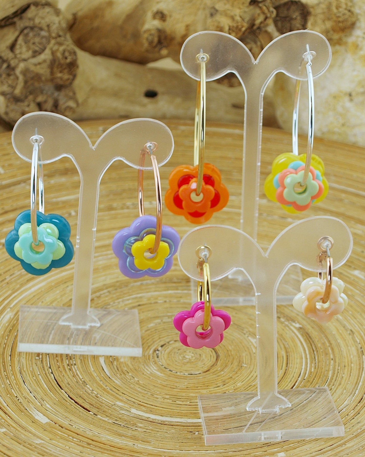 Oorbellen: creolen met bloemen hangers mix & match kleur - HanneHaves