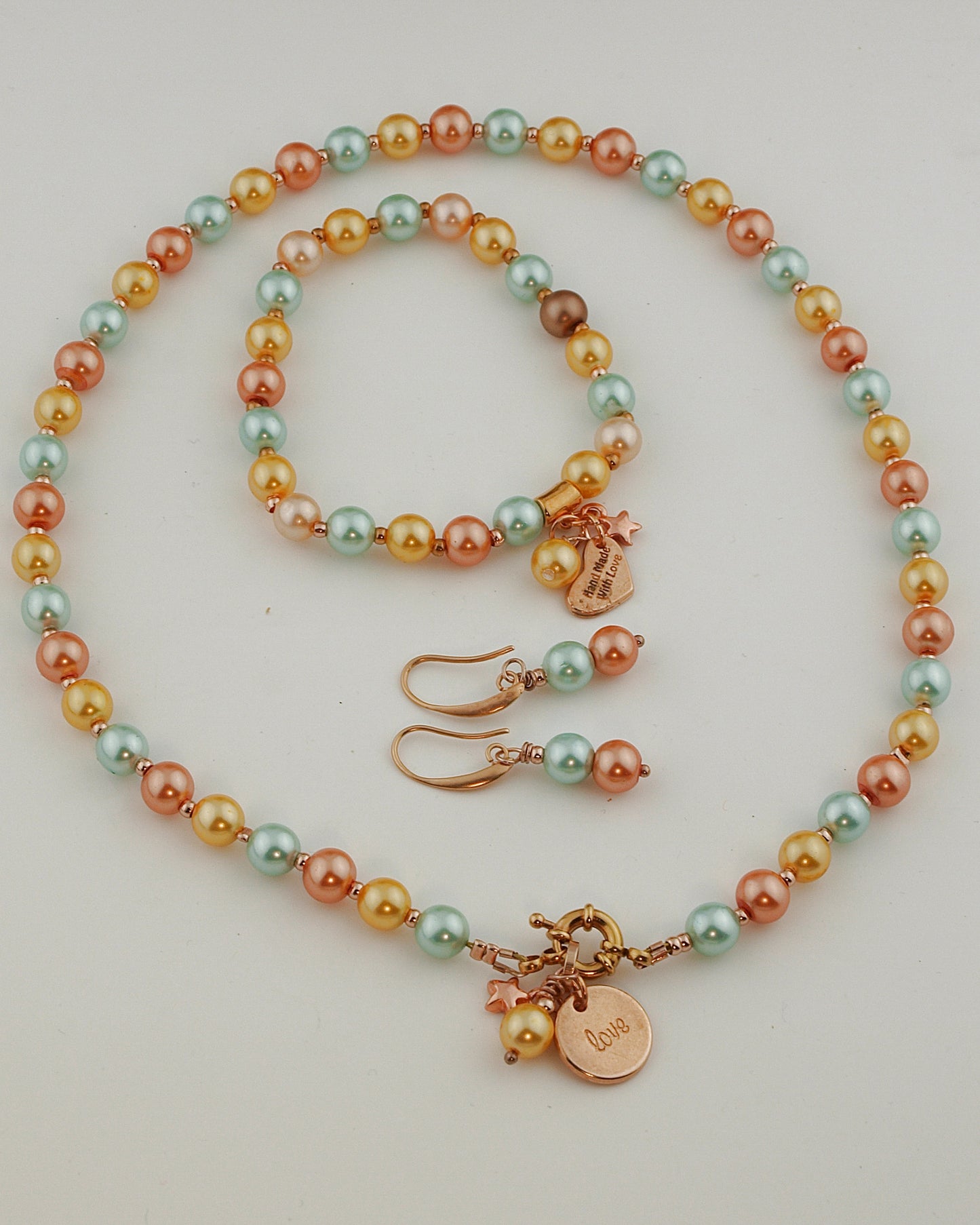 Sieraden set Parels pastel met een ketting, oorbellen en armband