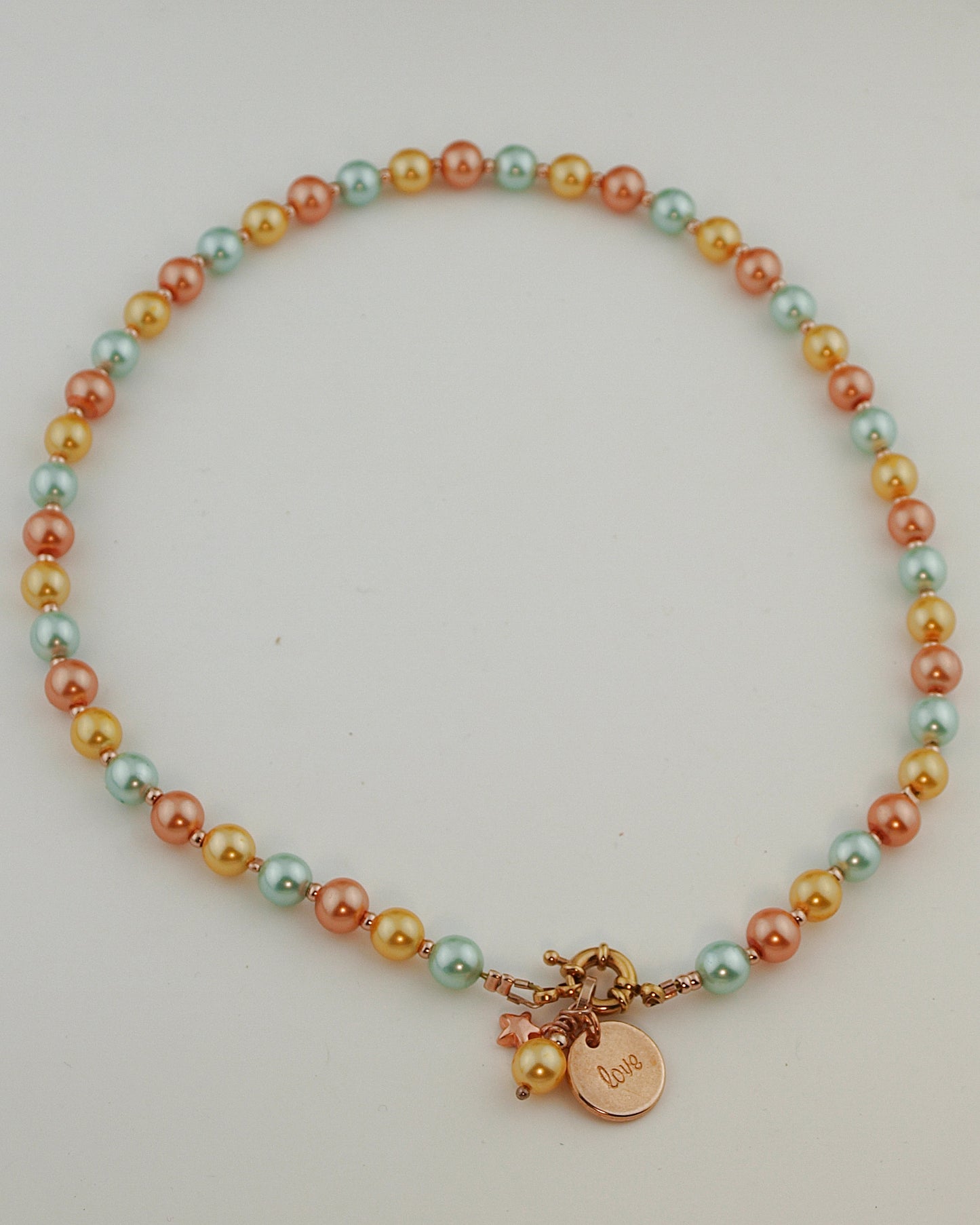 Sieraden set Parels pastel met een ketting, oorbellen en armband