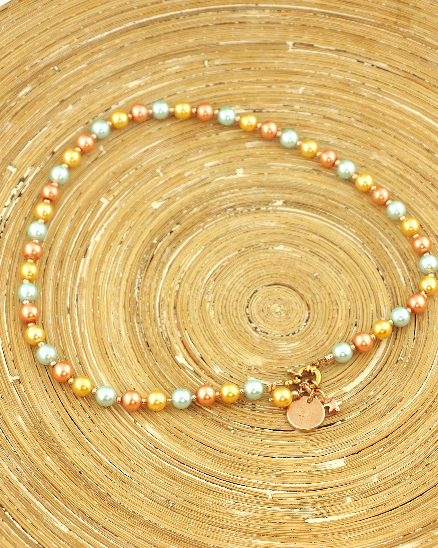 Sieraden set Parels pastel met een ketting, oorbellen en armband