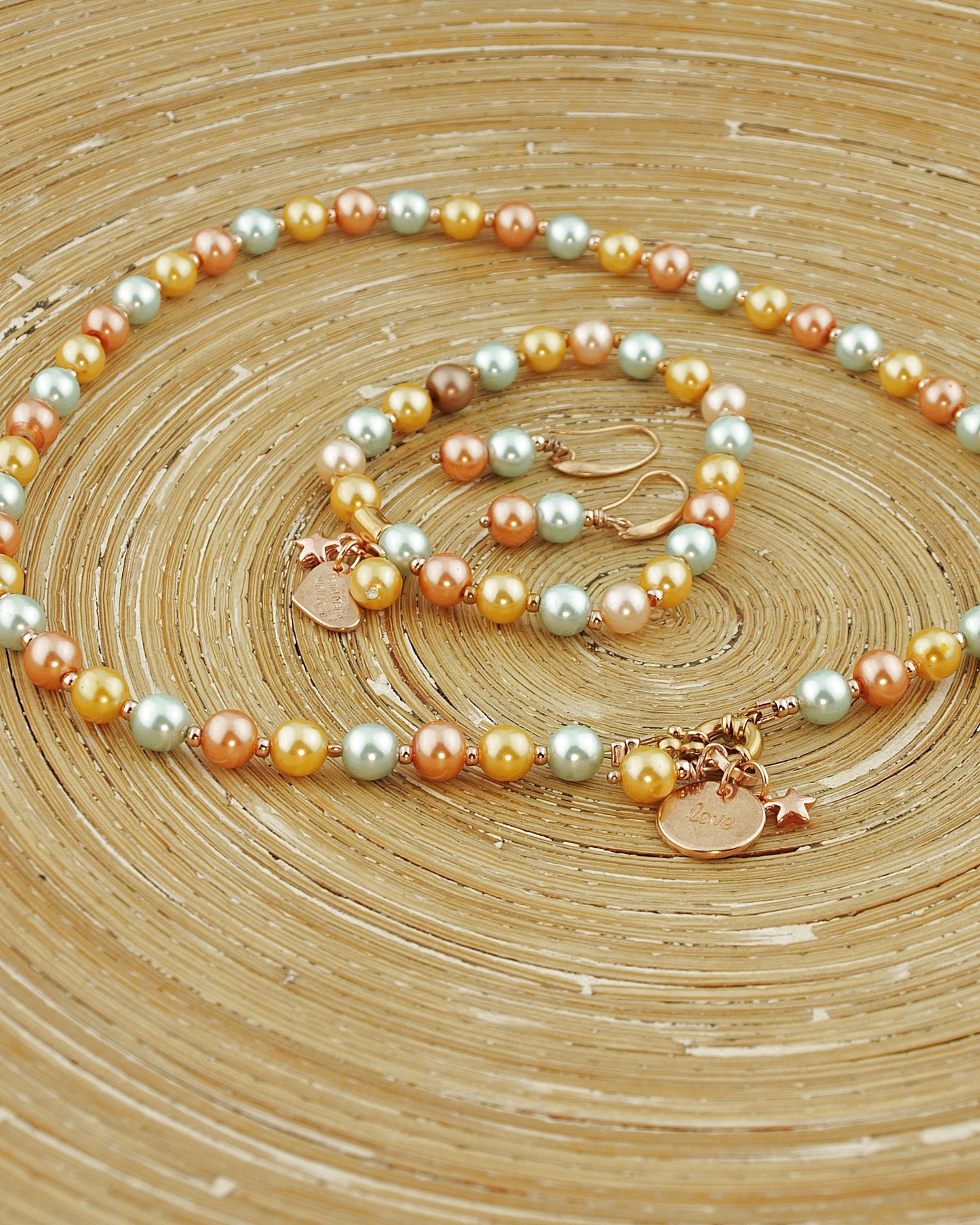 Sieraden set Parels pastel met een ketting, oorbellen en armband