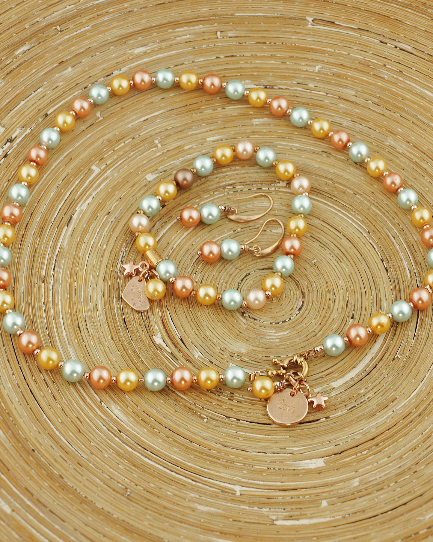 Sieraden set Parels pastel met een ketting, oorbellen en armband