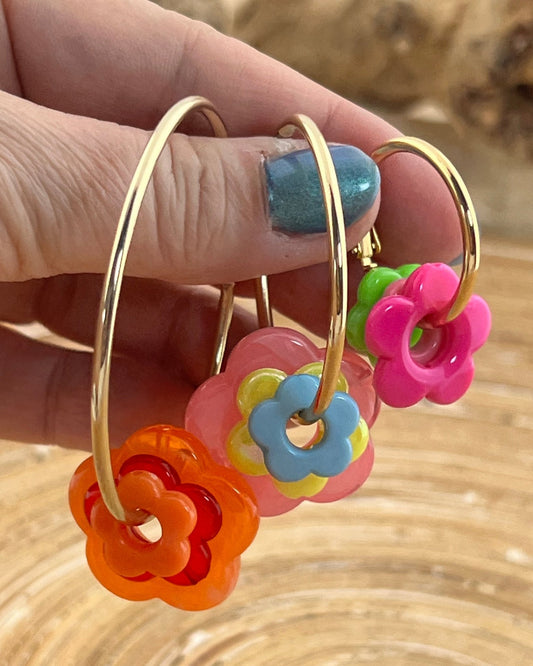 Oorbellen: creolen bloemen hangers mix & match goud - HanneHaves