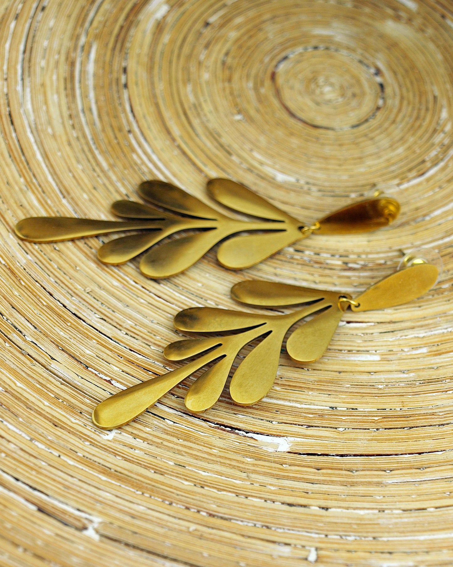 Oorbellen Leaf, gouden lange oorsteker