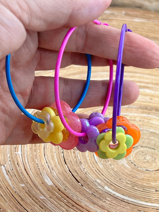 Oorbellen: creolen met bloemen hangers mix & match kleur - HanneHaves