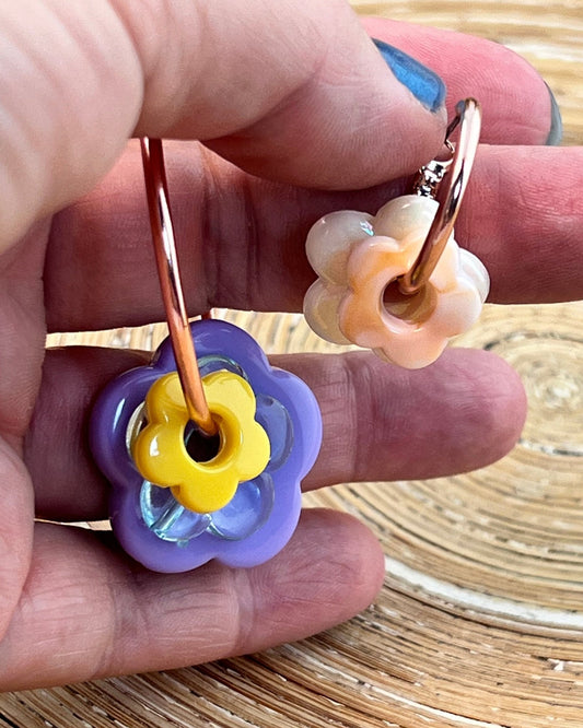 Oorbellen: creolen met bloemen hangers mix & match rosé goud - HanneHaves