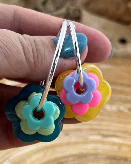 Oorbellen: creolen met bloemen hangers mix & match zilver - HanneHaves