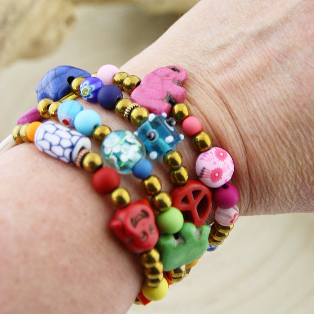 Fantasie armband in goud en blauw tinten