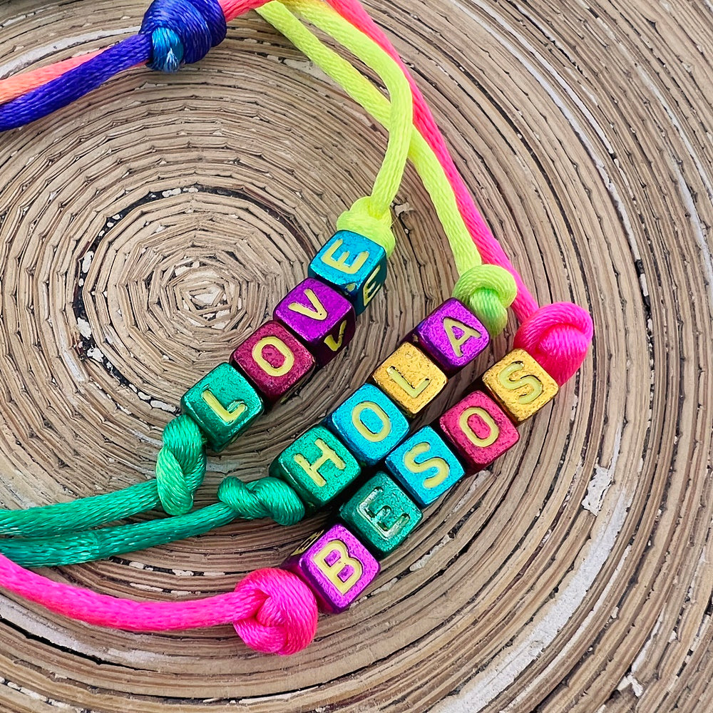 Armbandje Rainbow Letters