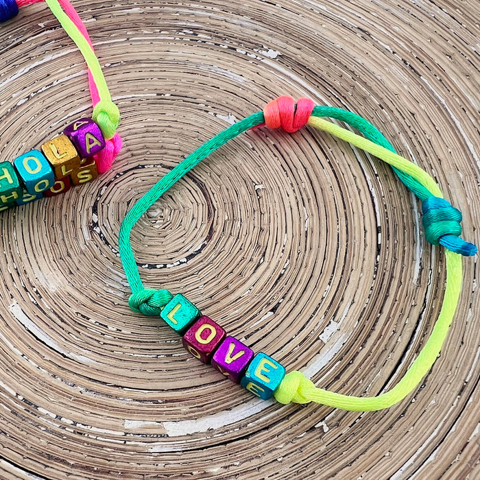 Armbandje Rainbow Letters