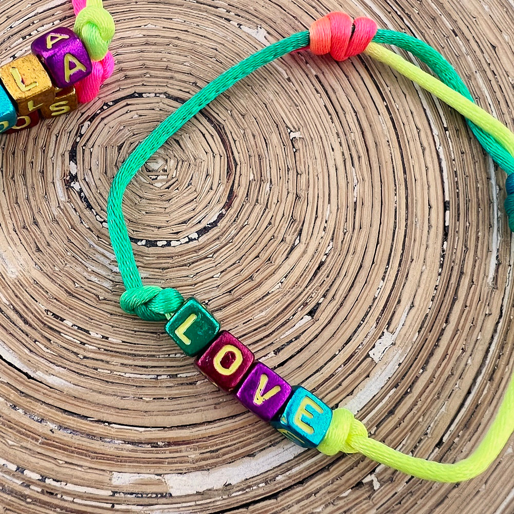 Armbandje Rainbow Letters