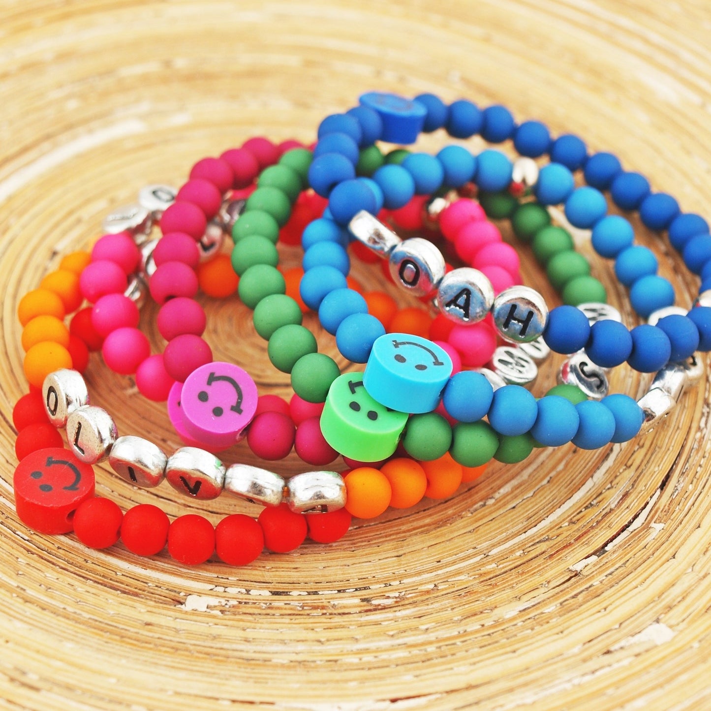 Kinderarmbandje met naam roze, oranje rood - HanneHaves