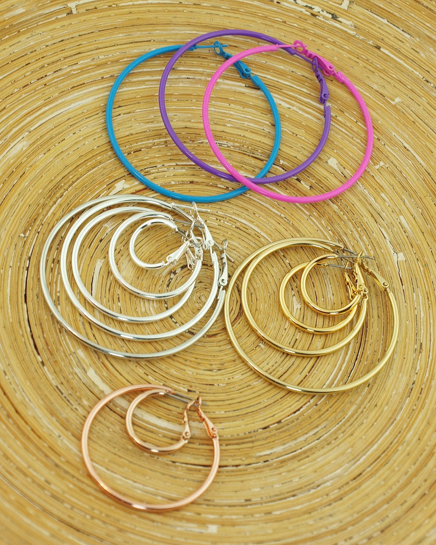Oorbellen: creolen met bloemen hangers mix & match kleur - HanneHaves