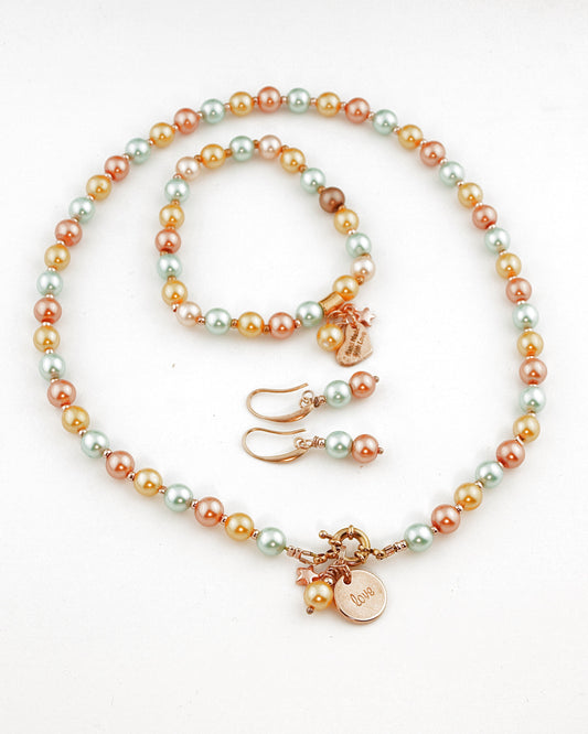 Sieraden set Parels pastel met een ketting, oorbellen en armband