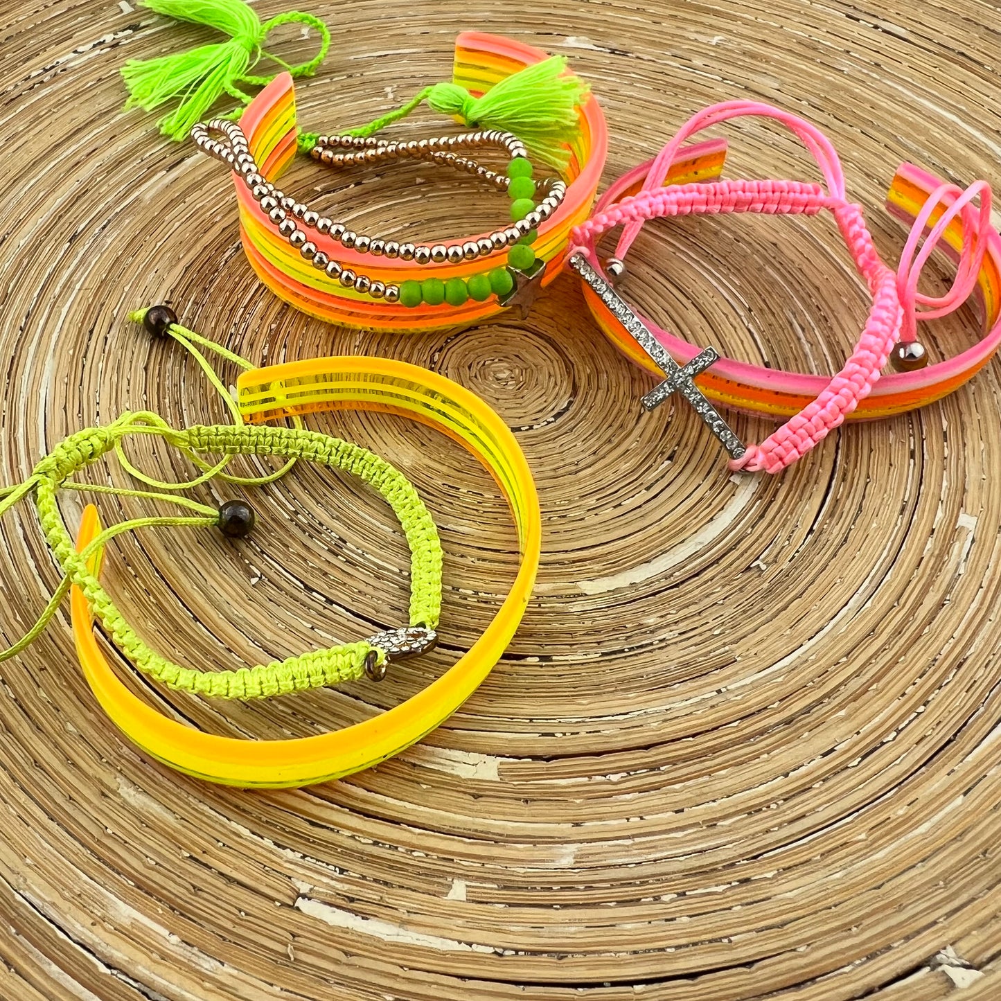 Neon bangels en armbanden