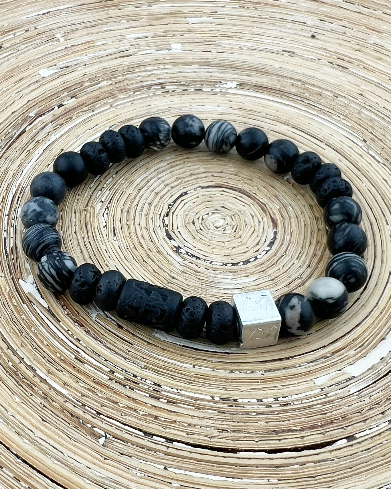 Natuursteen armband Chano van lavasteen en Black Silk Stone Momentos