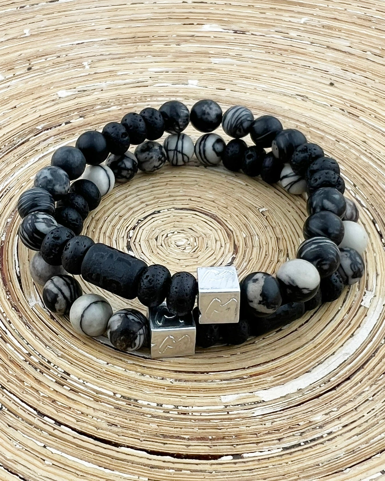 Natuursteen armband Chano en Chino van lavasteen en Black Silk Stone Momentos