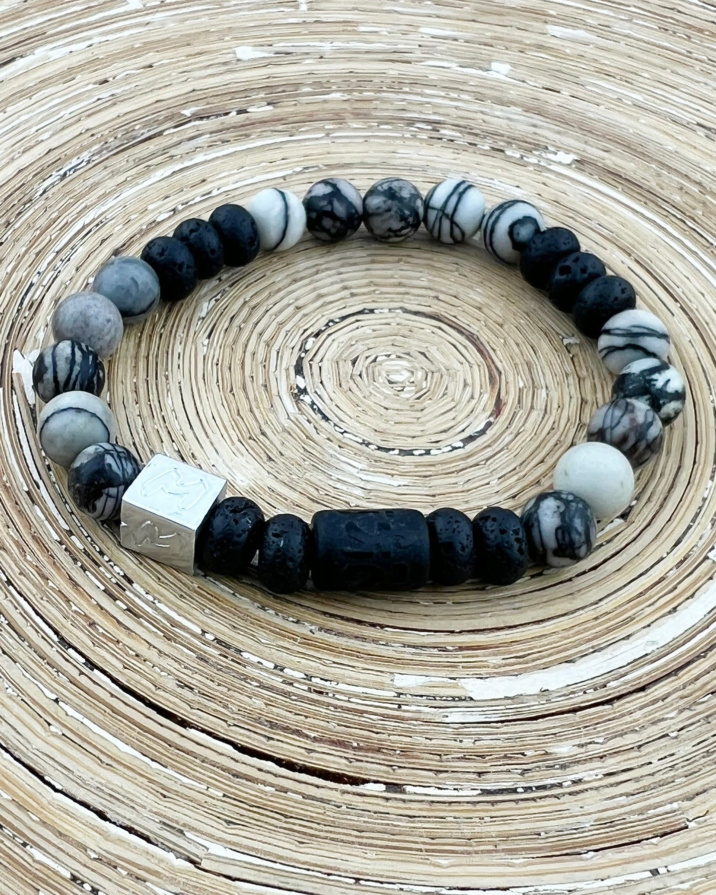 Natuursteen armband Chano van lavasteen en Black Silk Stone Momentos