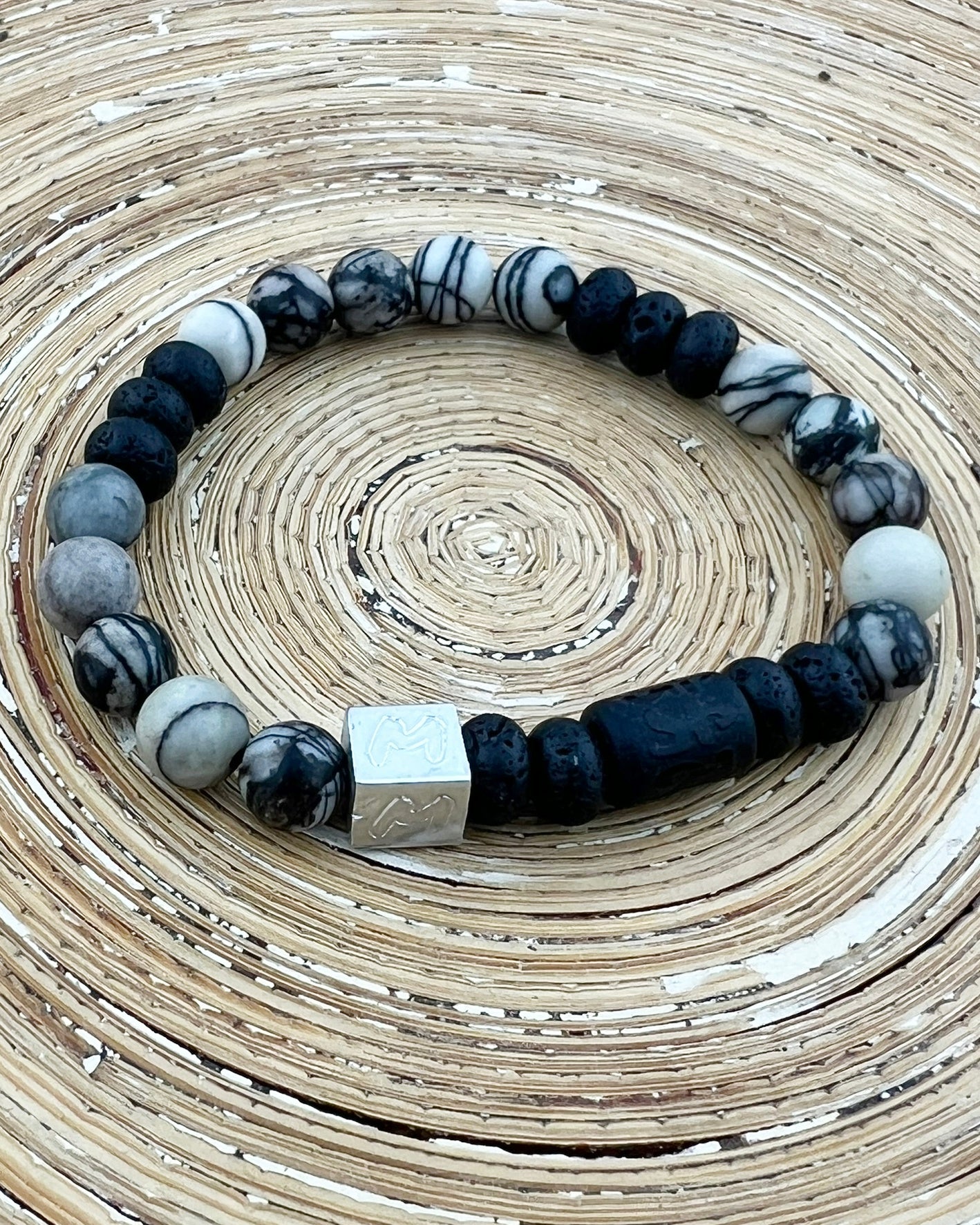 Natuursteen armband Chano van lavasteen en Black Silk Stone Momentos