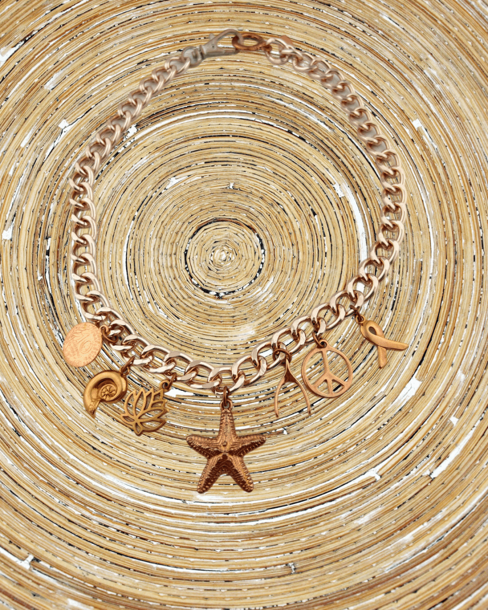 Korte schakelketting rosegoud met bedels - HanneHaves