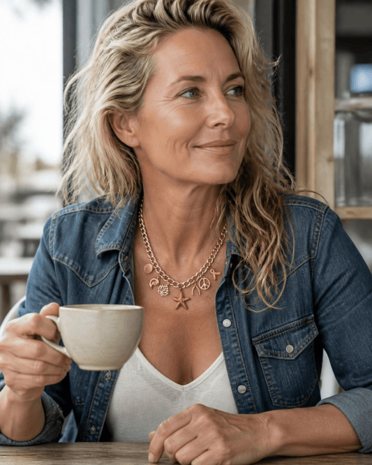 Korte schakelketting rosegoud met bedels - HanneHaves