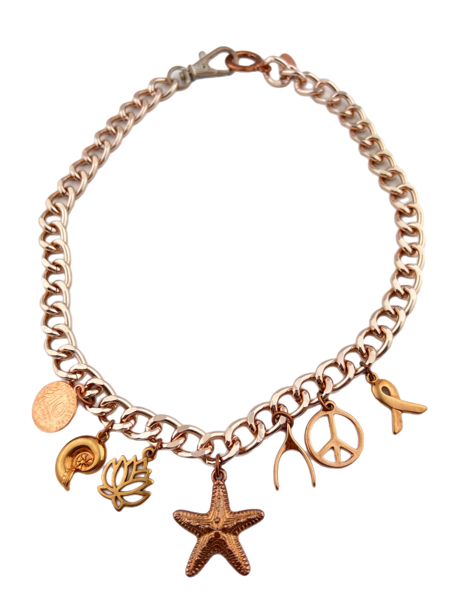 Korte schakelketting rosegoud met bedels - HanneHaves