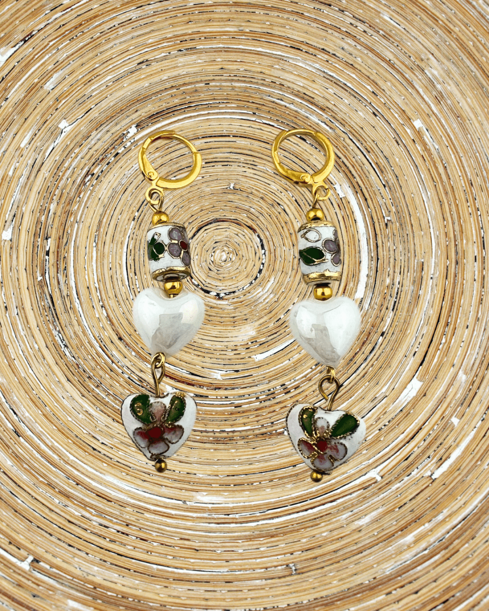 Oorbellen Witte Hartjes Cloisonné - HanneHaves