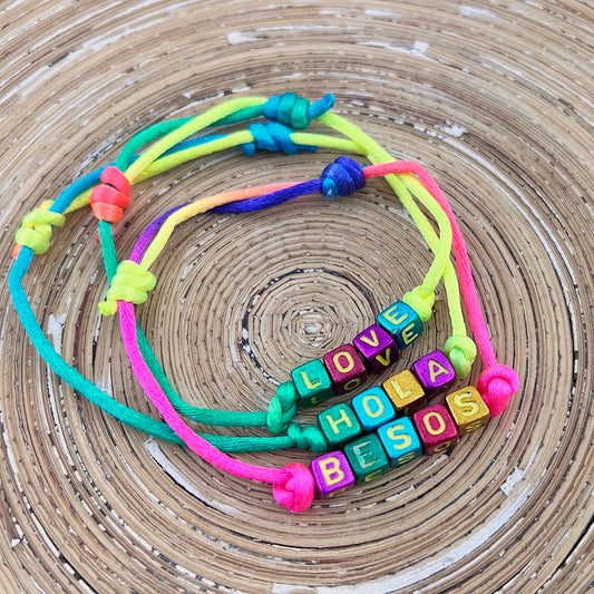 Armbandje Rainbow Letters