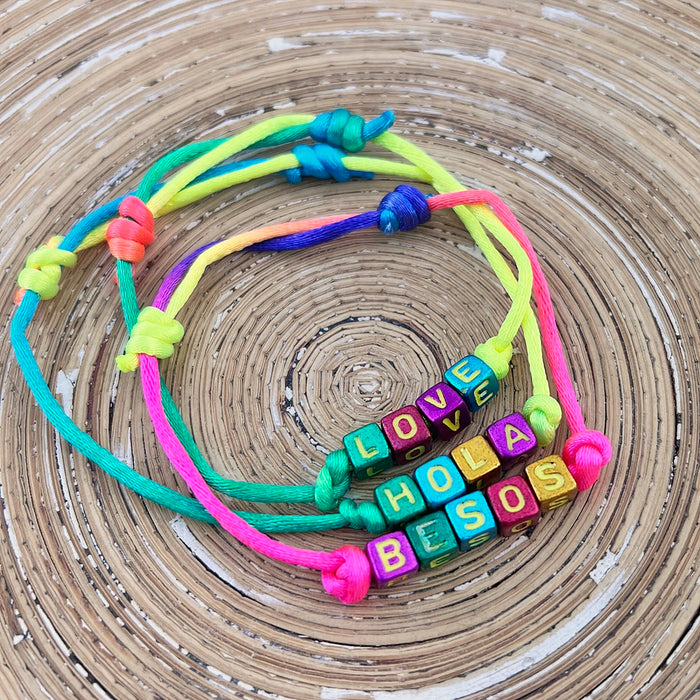 Armbandje Rainbow Letters