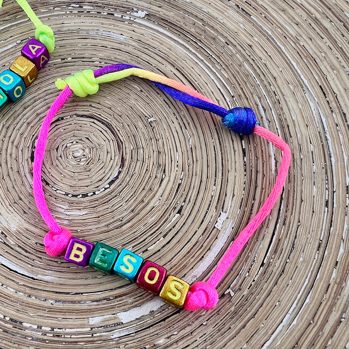 Armbandje Rainbow Letters