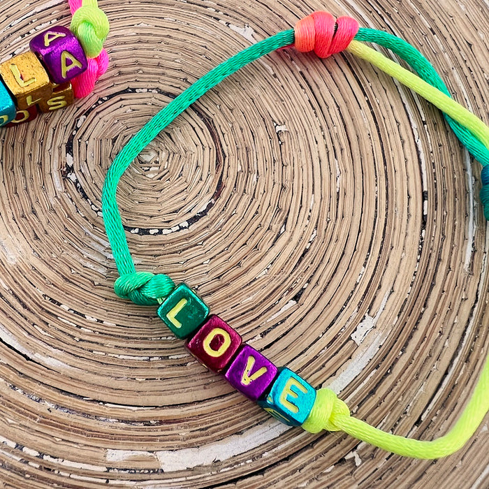 Armbandje Rainbow Letters