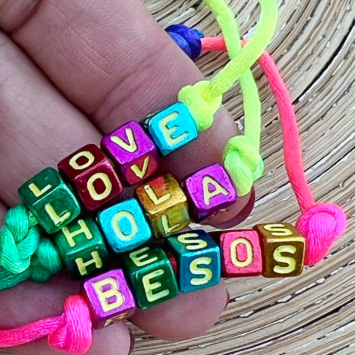 Armbandje Rainbow Letters